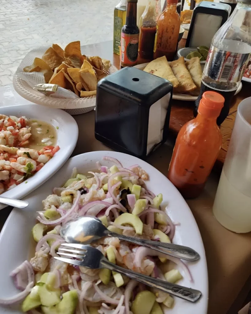 Ensaladas y spaguettis de camarones y pescados