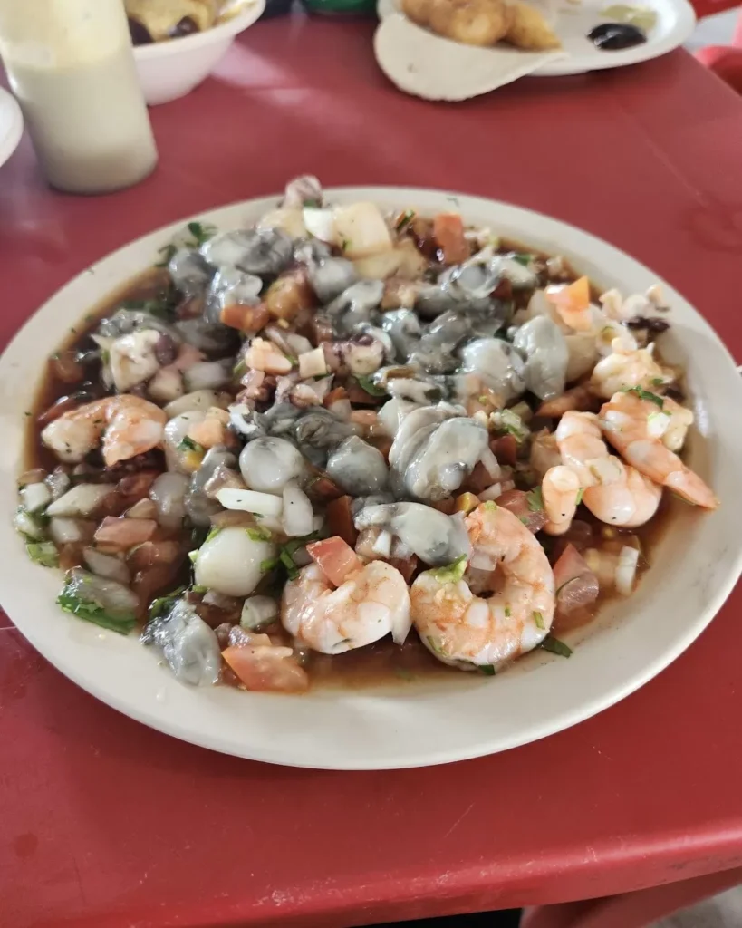 Ceviche de camarón, pulpo y pescado