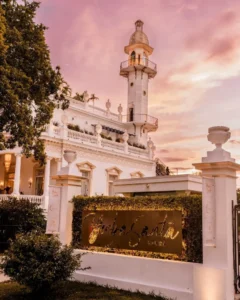 Imagen del exterior de la casona donde está el restaurante yerba santa sobre paseo montejo en mérida