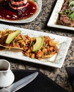 Tostadas de mariscos estilo sinaloense en el restaurante mochomos puebla