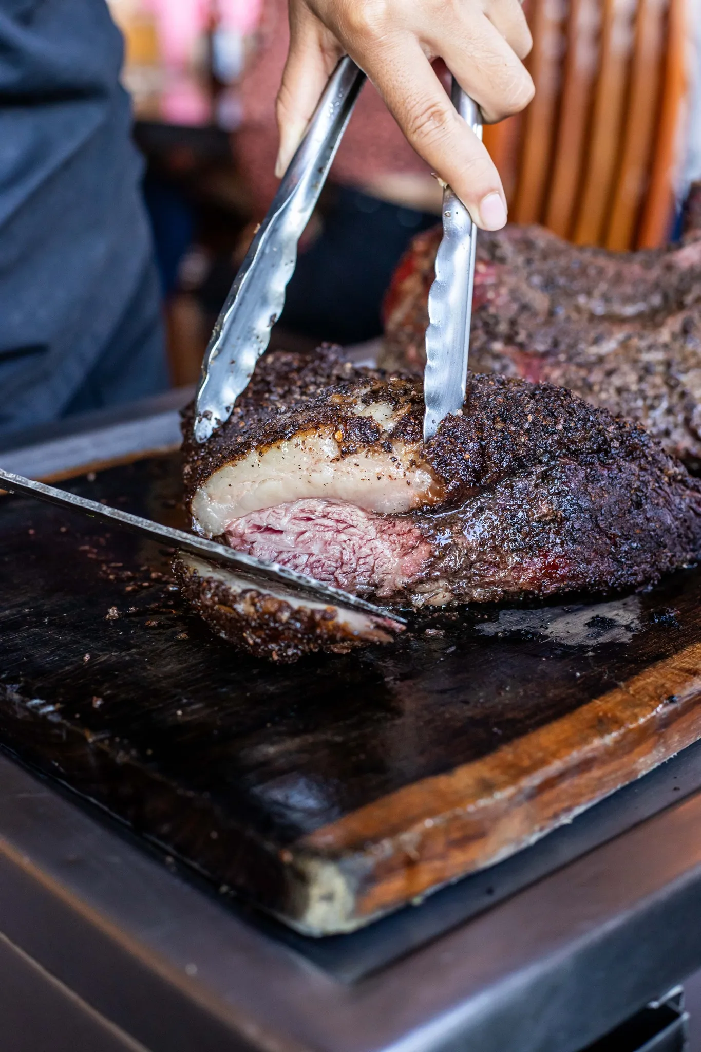 Pedazo de filete de res ahumado en costelao