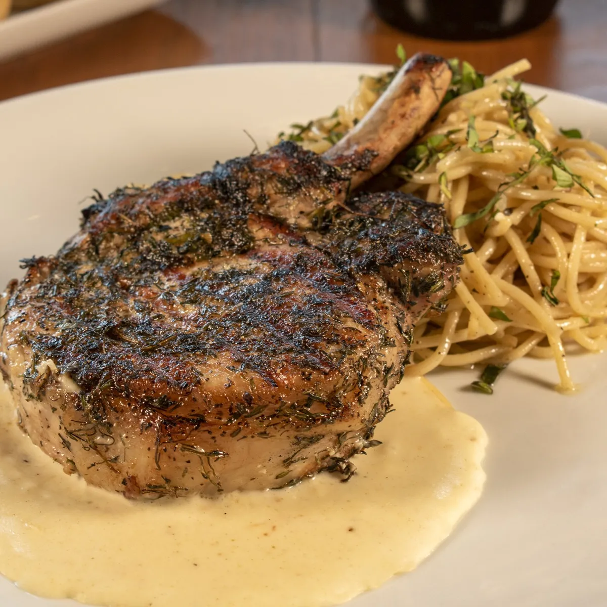Filete de res con spaguetti en el restaurant la pizzarra