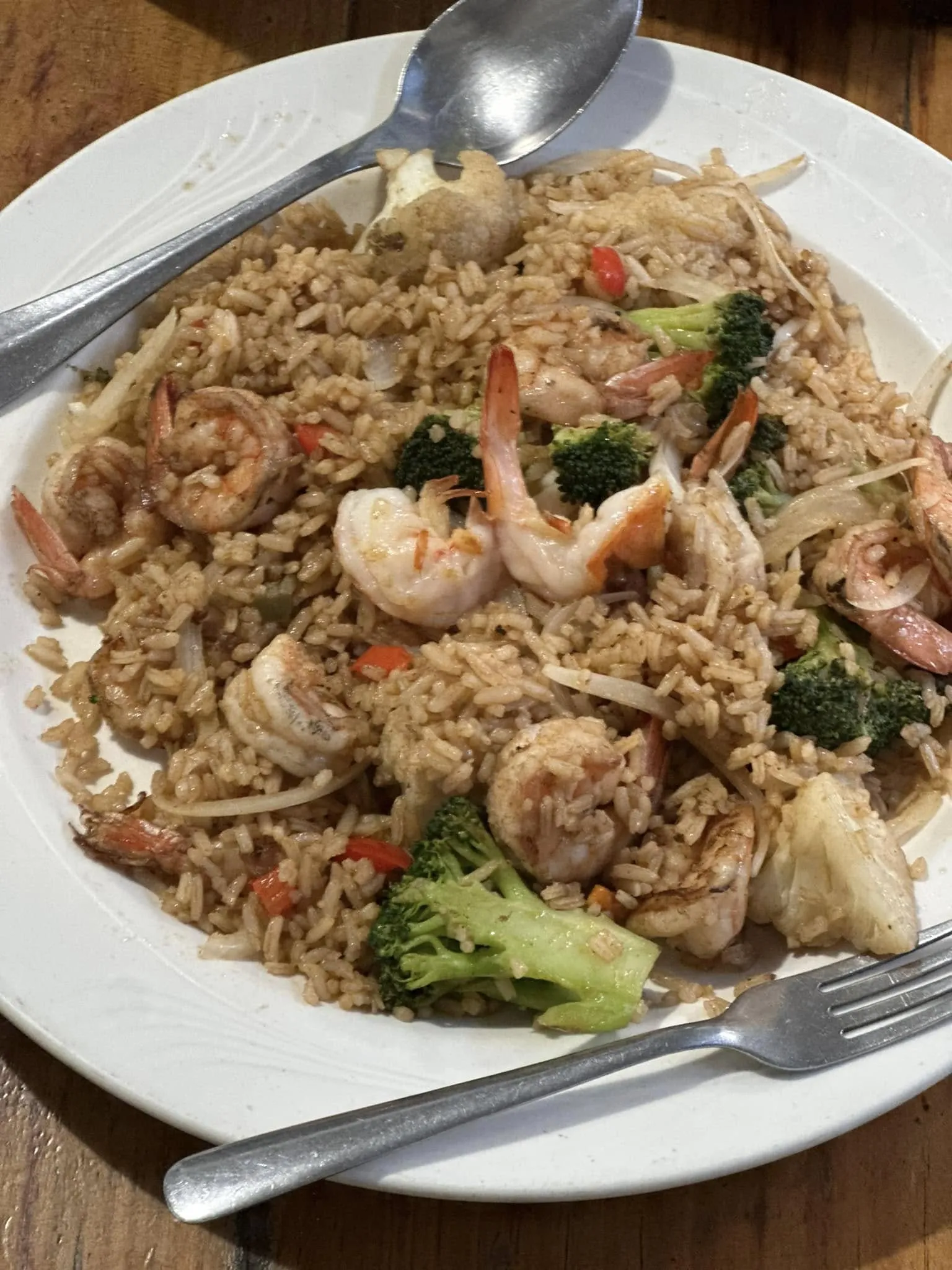 arroz con camarones en el restaurante va que va