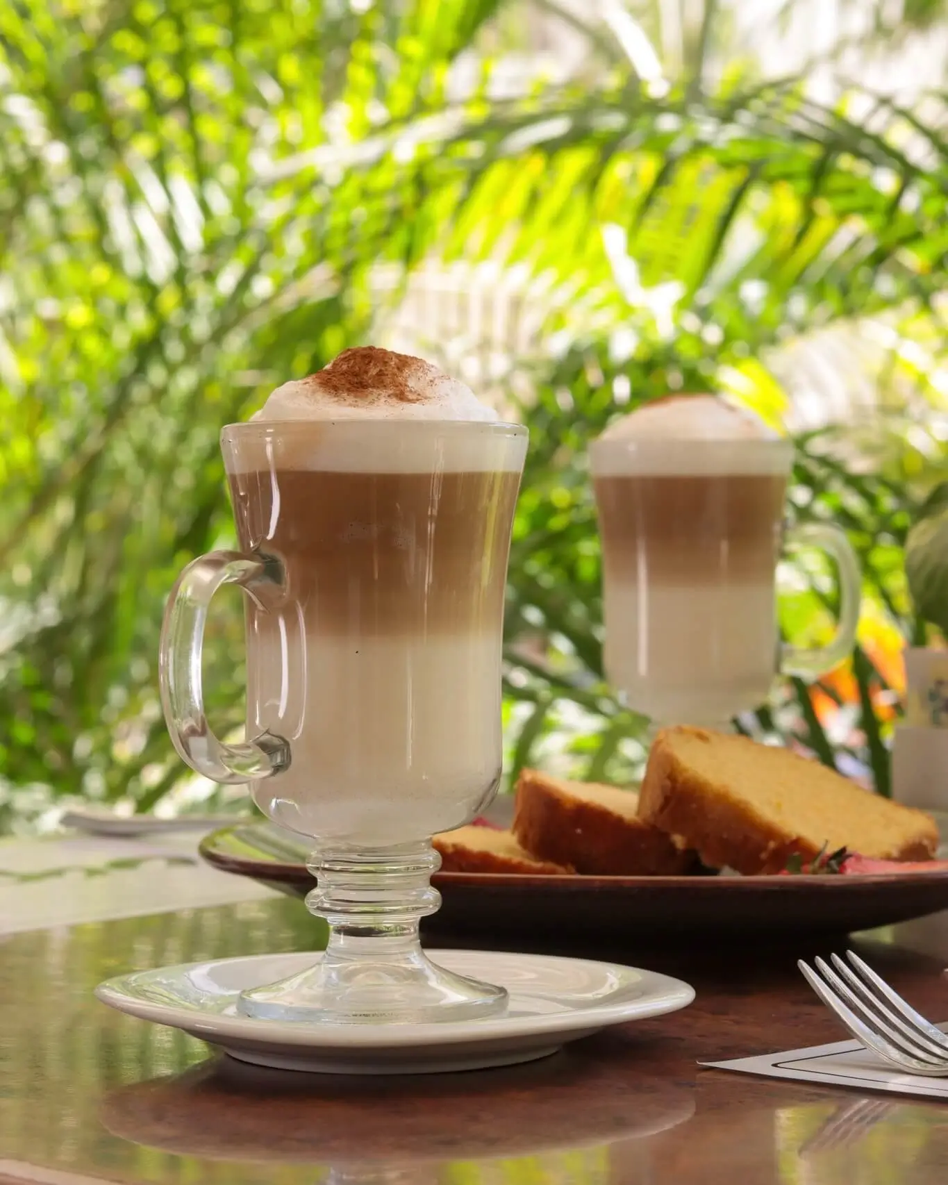 cafe capuchino con pan en el buffet capella