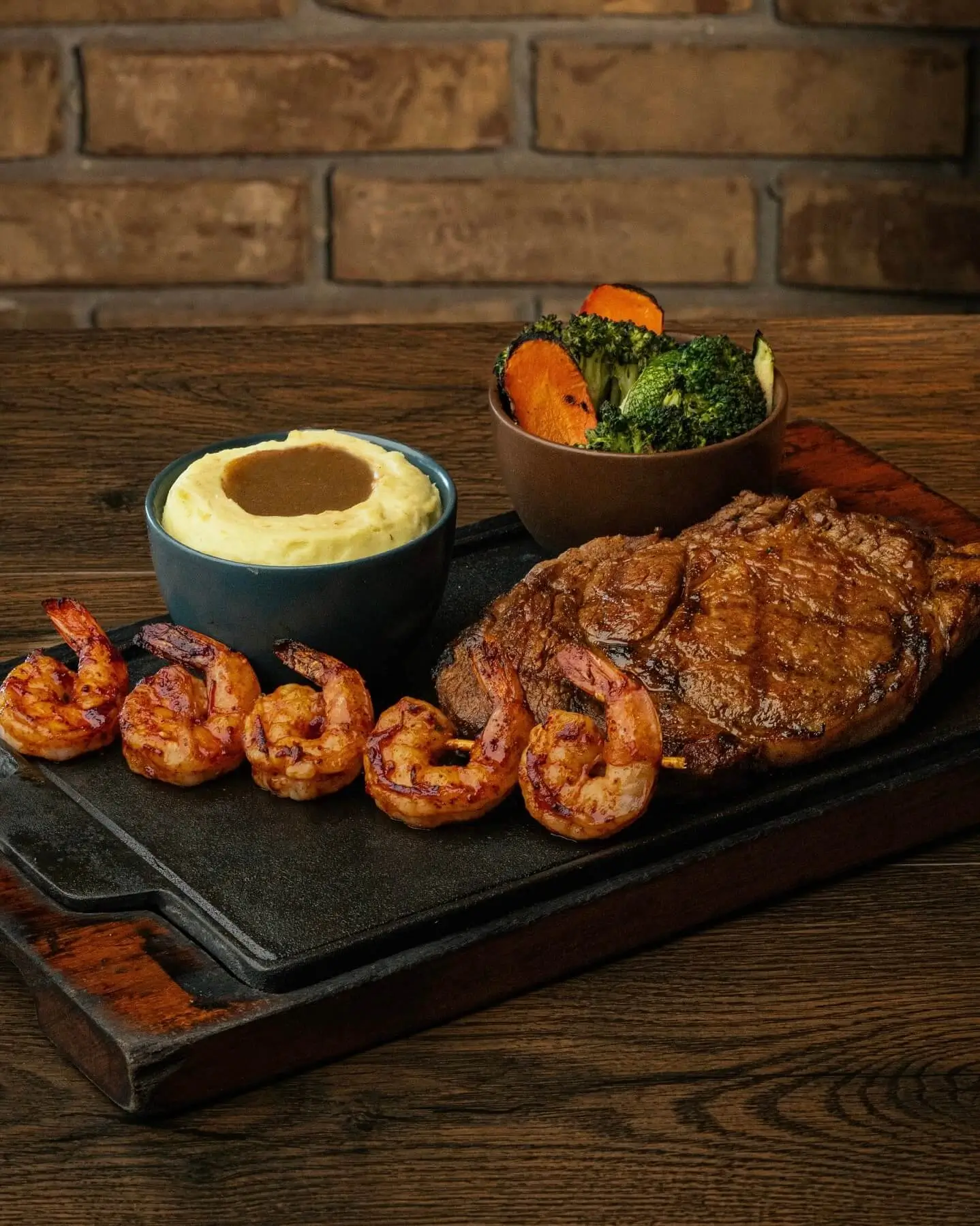 carnes y mariscos a la parrilla en el restaurante de cortes de carnes la vicenta