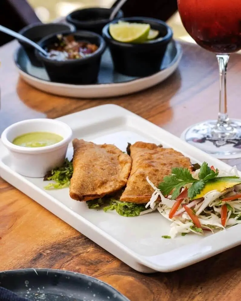 empanadas de pulpo o de jaiba del menú de de marbella fish considerado como uno de los mejores restaurantes de mariscos en cancún