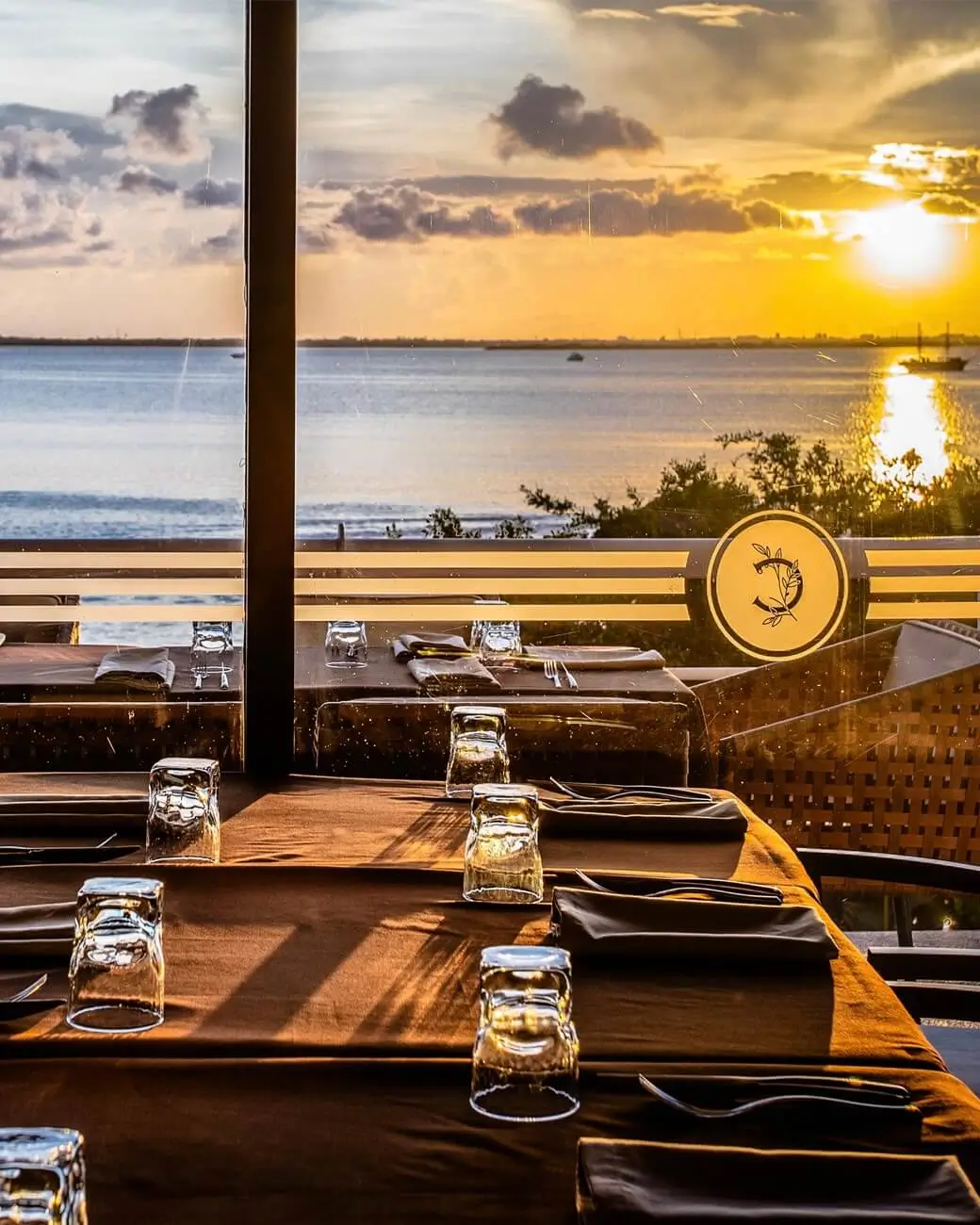 vistas impresionantes del interior del restaurante cenacolo en marina puerto cancun