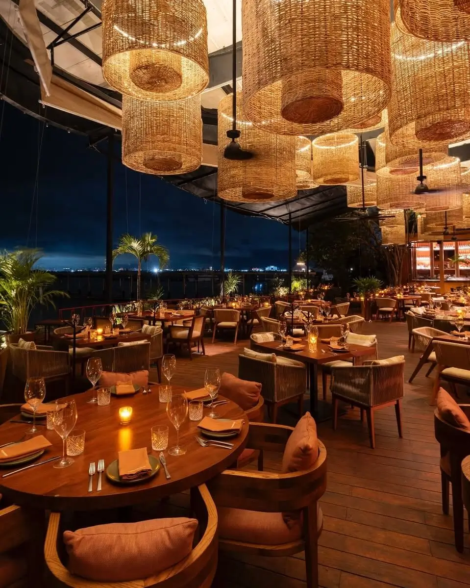 interior del lujoso restaurante porfirios en cancun con vista a la laguna