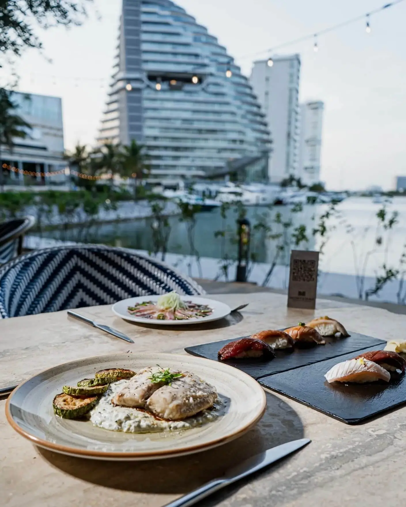 terraza del restaurante montemar con vistas a marina puerto cancun