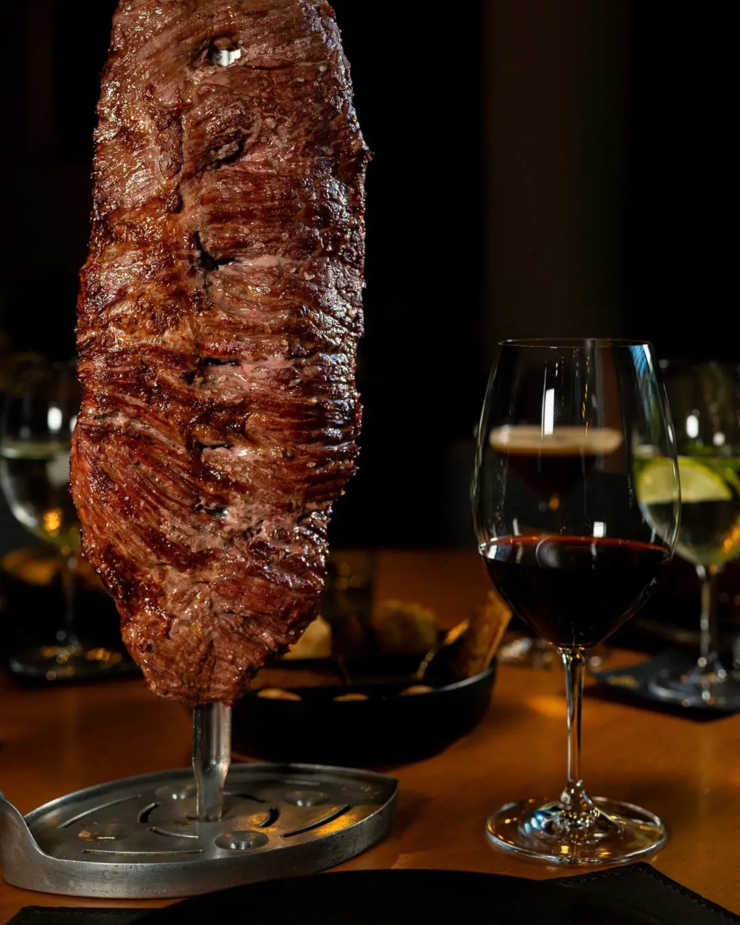 rodizio de carne con vino tinto en el buffet divina carne cancun