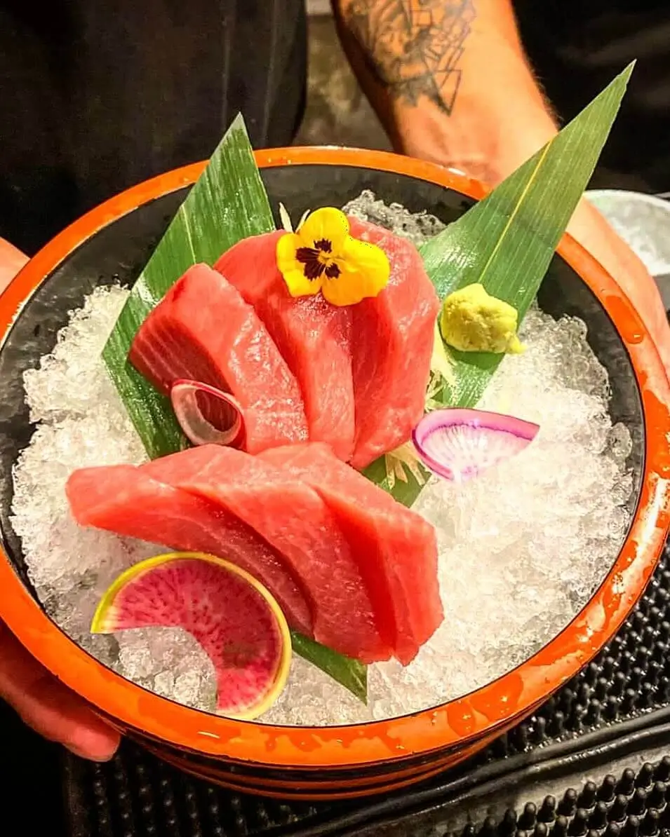 sashimi de akami restaurante kurouma en merida