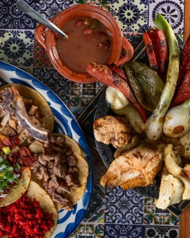 tacos y carne asada con frijoles en la parrilla