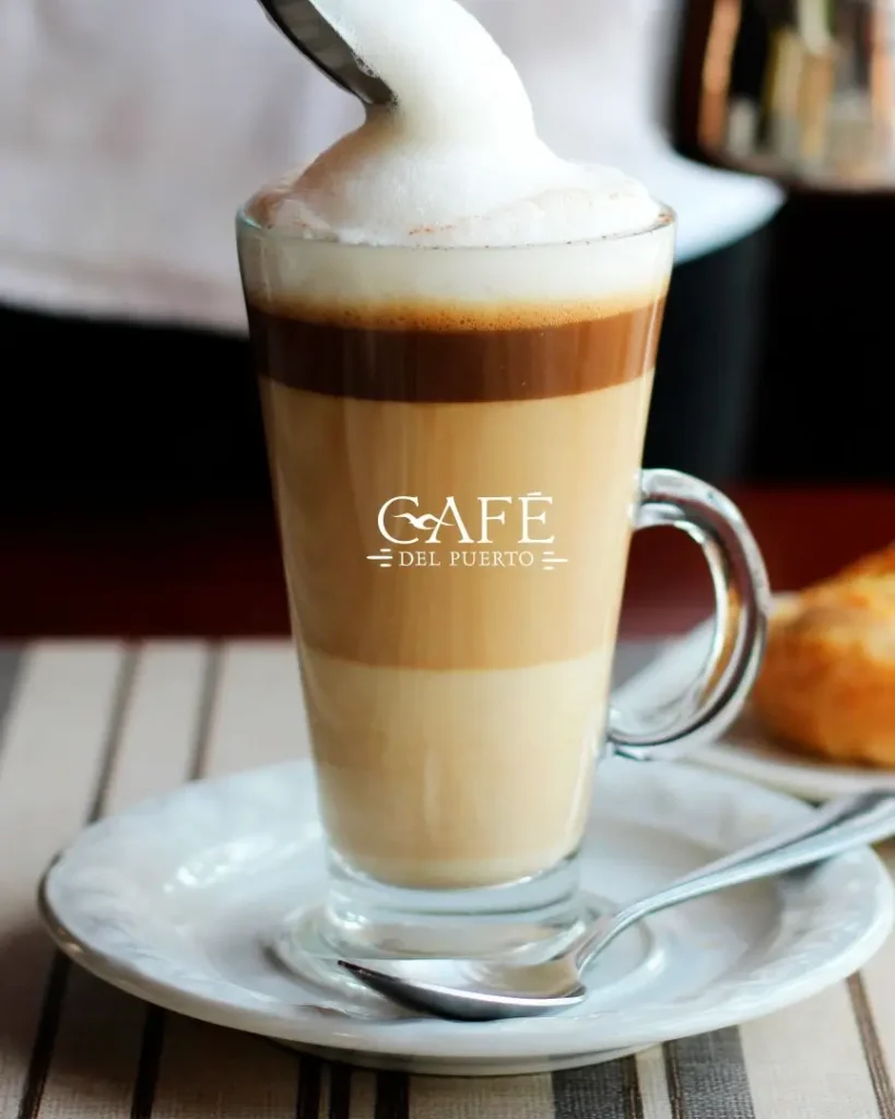 café capuchino en la cafetería café del puerto en rest mx