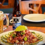 platillo de mariscos con cerveza tecate en el restaurante ambar del mar
