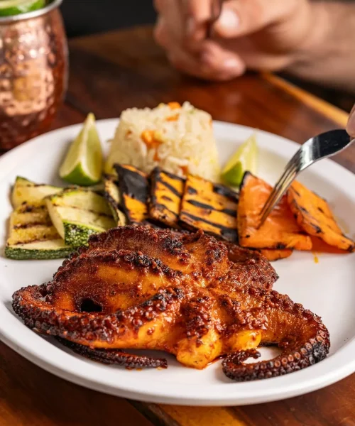 Platillo de Pulpo asado en el restaurante de mariscos el doctorcito playa del carmen