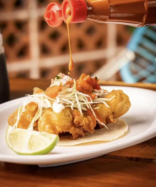 Platillo de un Taco de Pescado empanizado en un restaurante de mariscos baratos en Playa del Carmen