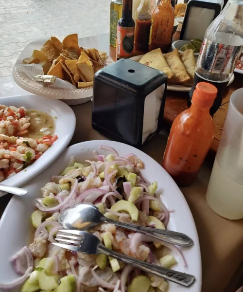 Ensaladas y spaguettis de camarones y pescados
