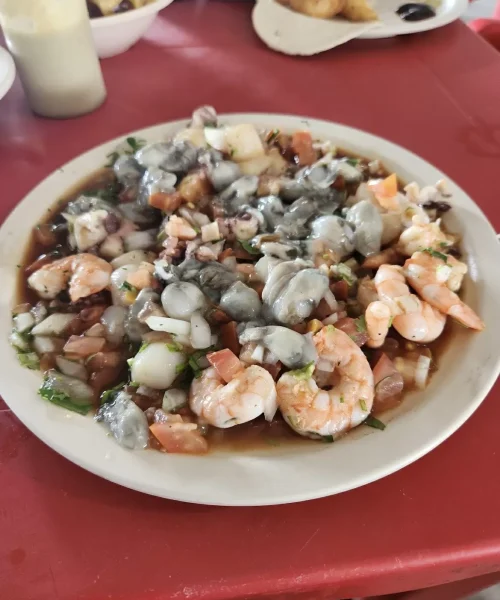 Ceviche de camarón, pulpo y pescado