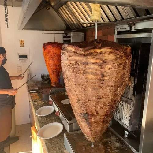 Trompo de pastor y de carne asada en una de las mejores taquerías de playa del carmen en 2024