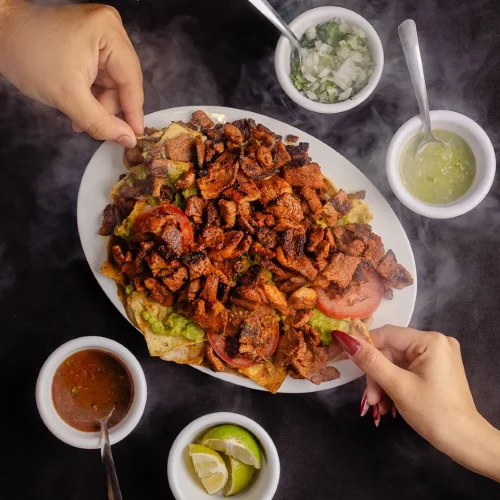 alambre y nachos de carne al pastor en el centro de merida restaurante los trompos