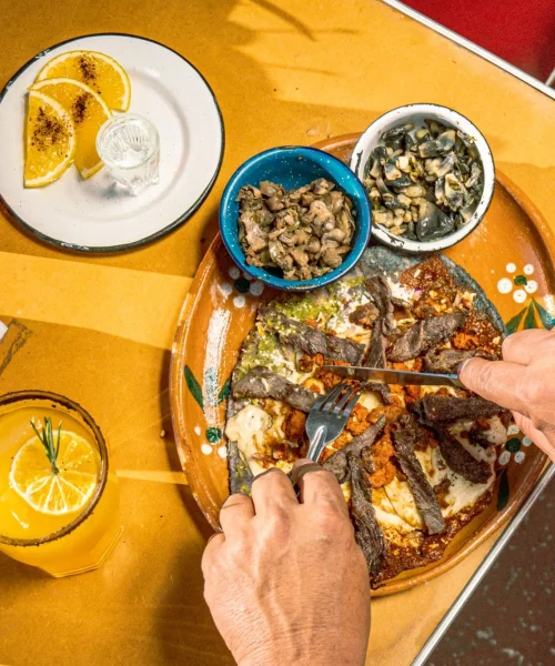 Alambres de carne de res en el restaurante la norberta