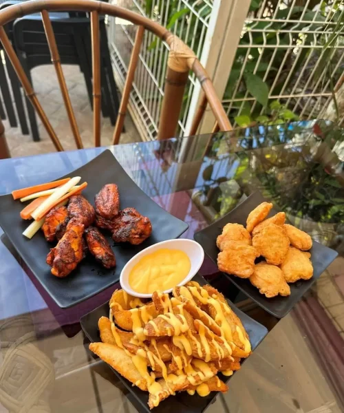 alitas nuggets y papas gajo en la pizzeria the daddy pizza