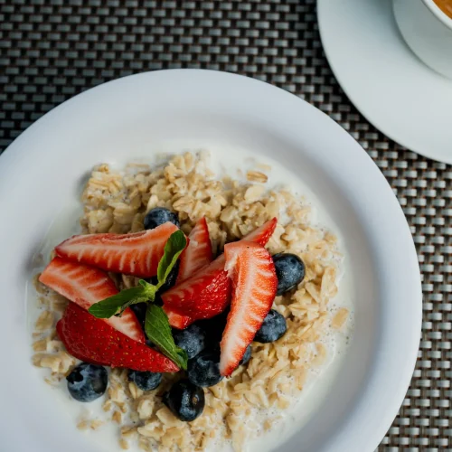 plato de avena con frutas en el menu de desayunos en pizca de sal playa del carmen