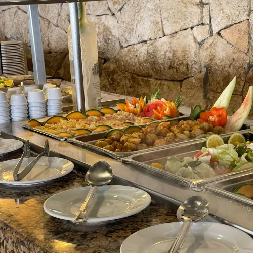 Barra de comida del buffet la ceiba