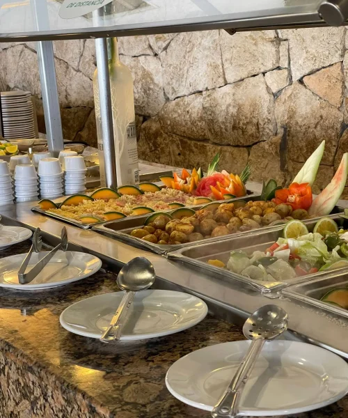 Barra de comida del buffet la ceiba