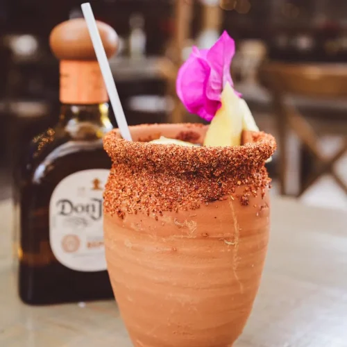 bebida con alcohol en el restaurante puerto pacifico en cuerna