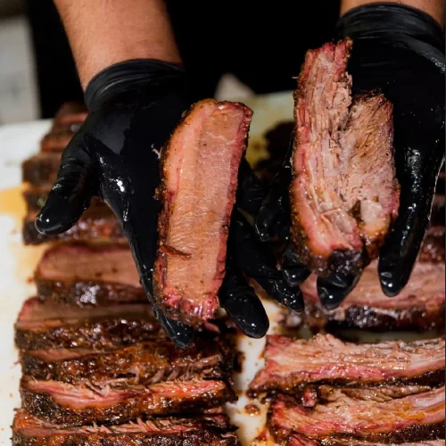 rebanadas del brisket ahumado del restaurante pizca de sal