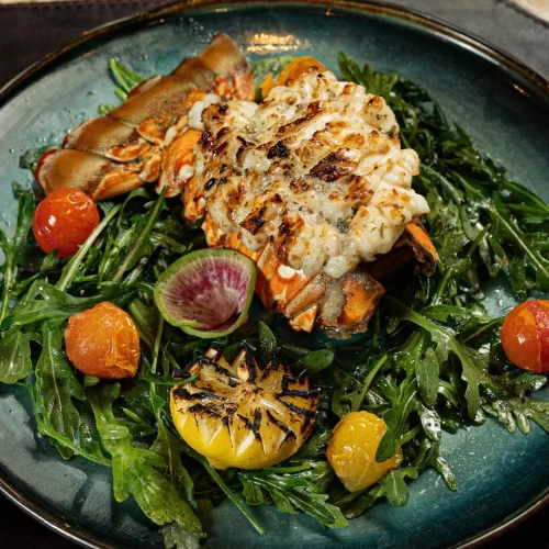 Buffet de mariscos con ensaladas, platillos de langosta en bovinos