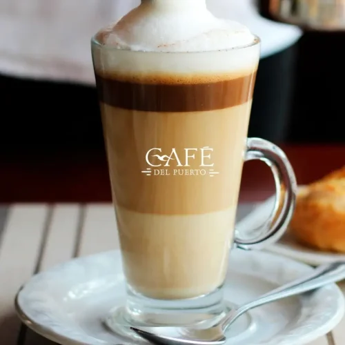 café capuchino en la cafetería café del puerto en rest mx