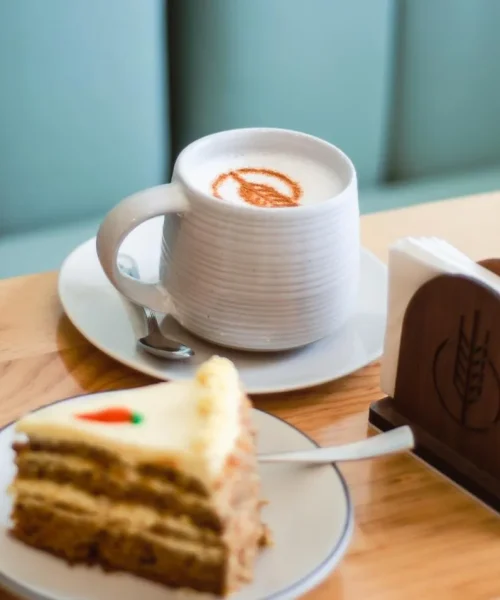 Capuchino y rebanada de pastel en restaurantes playa del carmen