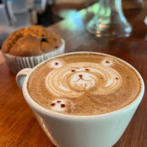 Café con leche en una cafetería de tulum