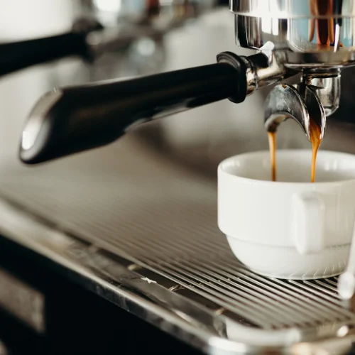 Cafetería haciendo café expreso en tulum