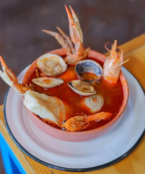 caldito de camarones con jaiba y ostiones en el restaurante villa camaron