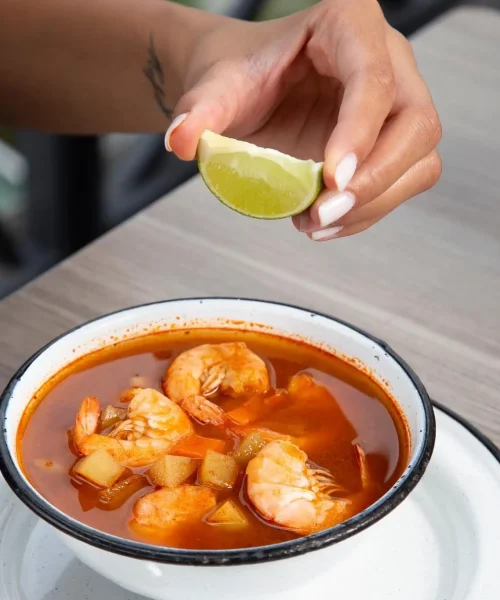 caldo de camaron en el buffet mr pez puebla