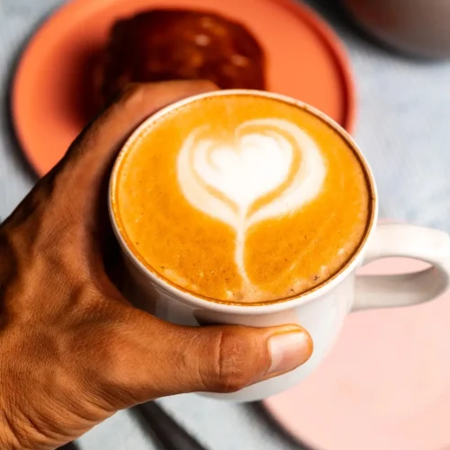 Café con leche capuchino en tulum