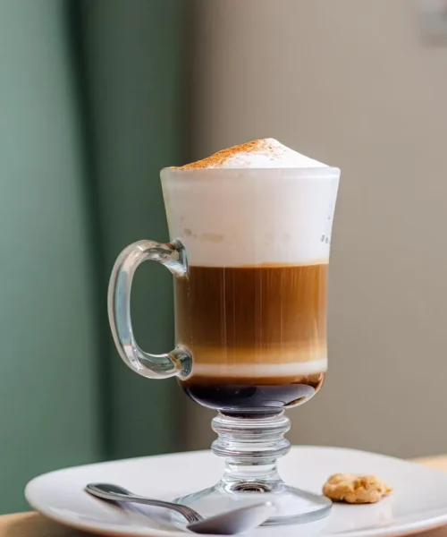 Delicioso café capuchino en carlota bakery