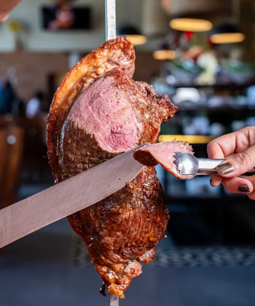 Pedazos de carnes en espadas estilo brasileño en el buffet costelao