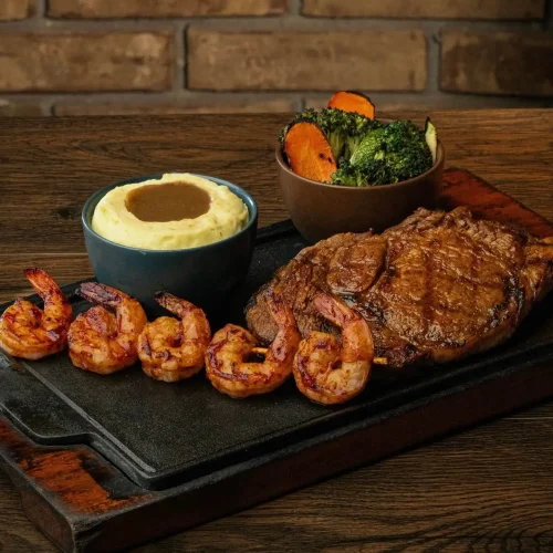 carnes y mariscos a la parrilla en el restaurante de cortes de carnes la vicenta