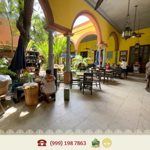 Interior de la casona del restaurante la chaya maya en el centro de merida
