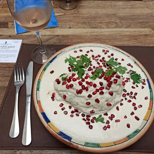 chiles en nogada en el centro histórico de puebla