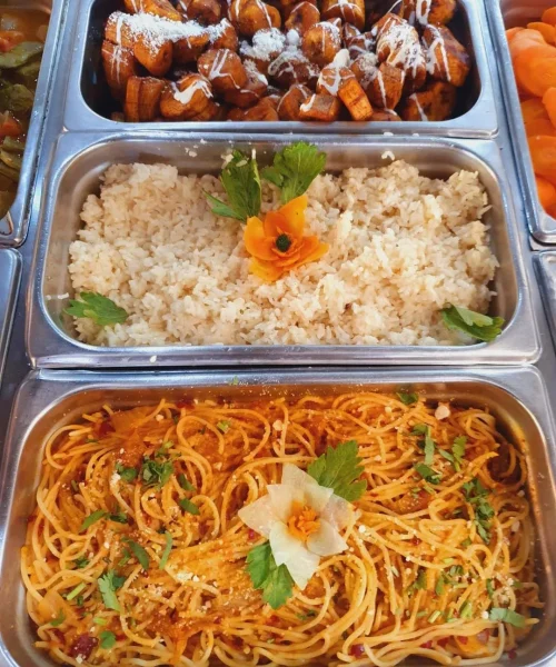 Comida del restaurante la jungla buffet