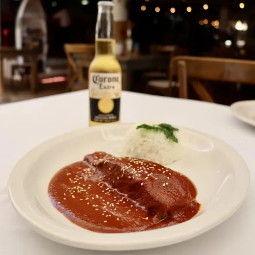 comida deliciosa acompañado de una cerveza