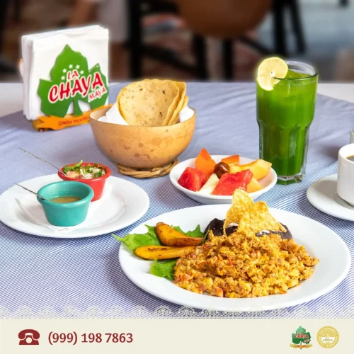 desayunos saludable huevo tradicional con frutas y jugo verde la chaya maya