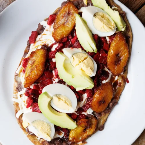 Huevos con platanos fritos en el corazon de amaranto