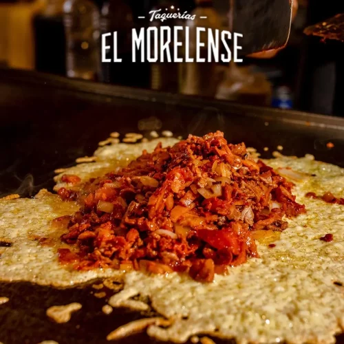 Costra de queso acompañada de carne al pastor