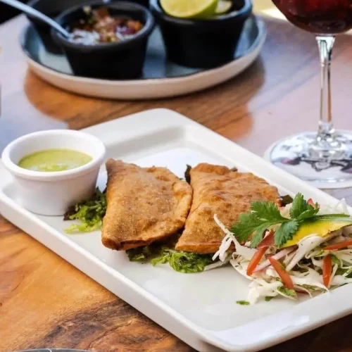 empanadas de pulpo o de jaiba del menú de de marbella fish considerado como uno de los mejores restaurantes de mariscos en cancún